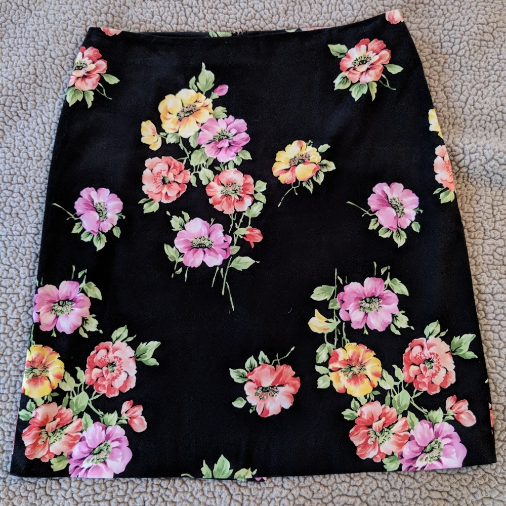 Jones New York Skirt black floral, stretch size 12